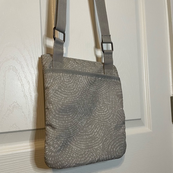EUC Eddie Bauer gray/white 3-zipper crossbody travel bag w/ adjustable strap - Picture 4 of 11